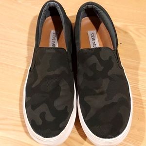 Women's Steve Madden Slip on Shoes Size 6.5 Black Camouflage